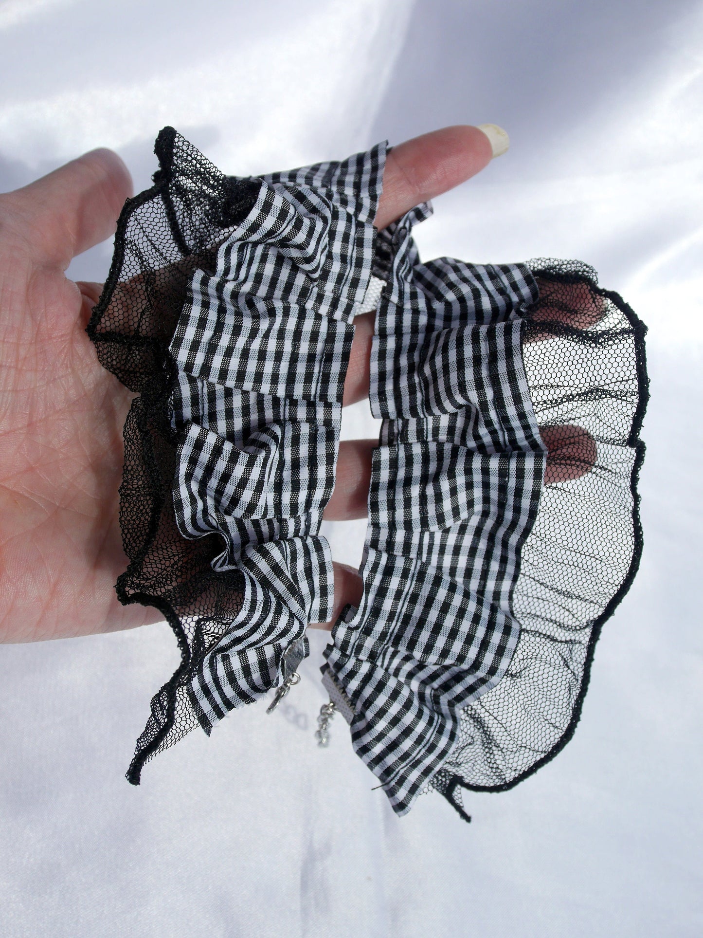 Black and White Checked Pattern Ruffle Lace Choker (Non-elasticated)