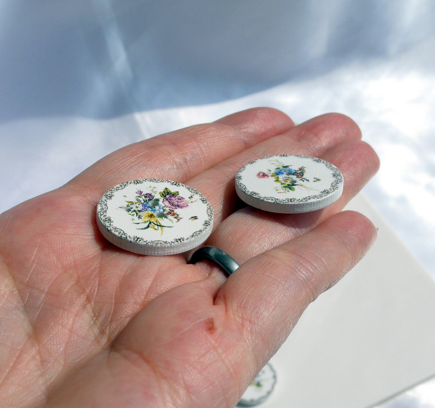 Circular Flower Theme Wooden Mini Fridge Magnets (Set of 5 Magnets)